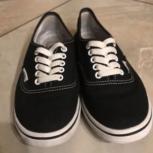 Vans black and white Authentic Lo Pro’s